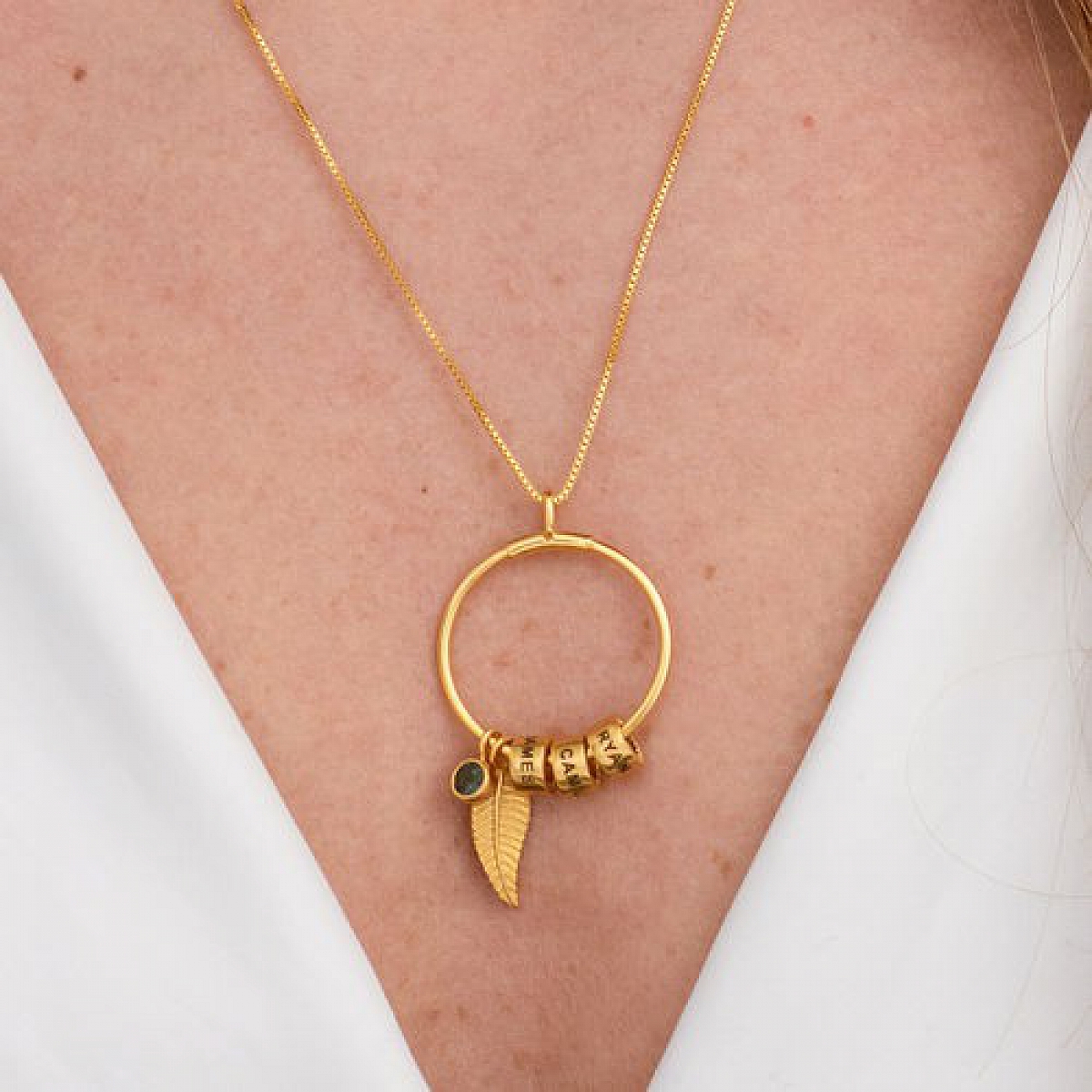 Linda Circle Pendant Necklace in 